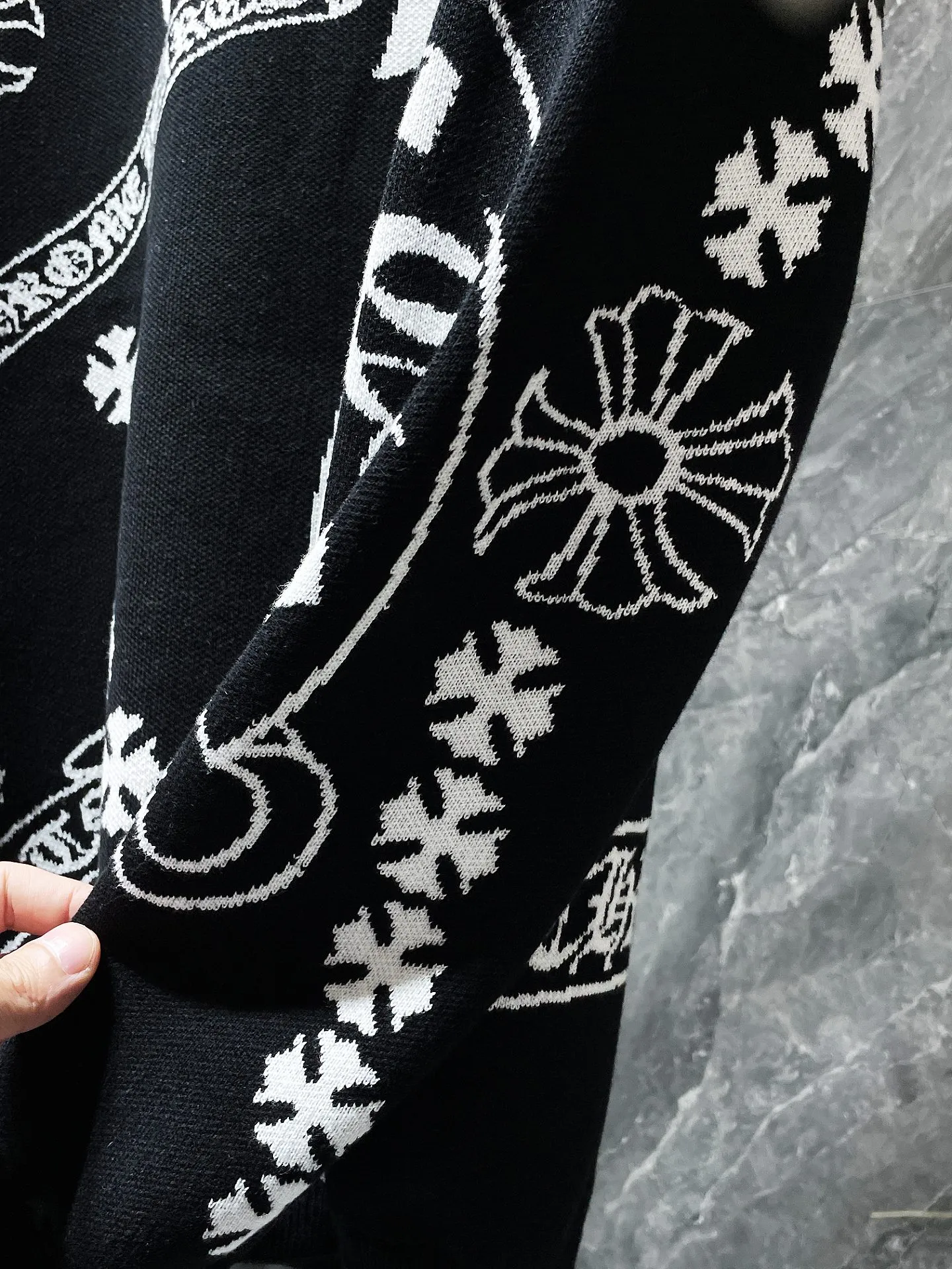 P256 Chrome Hearts🍁Autumn and winter sweater series🍁 Horse hoof full-body jacquard thickened crew neck sweater. Selected high-quality wool blended knitted fabric. Adopt Tajima machine embroidery process. Non-common version on the market. Fashionable high-street must-have for men and women. Recommended color: black. Size: S, M, L, XL